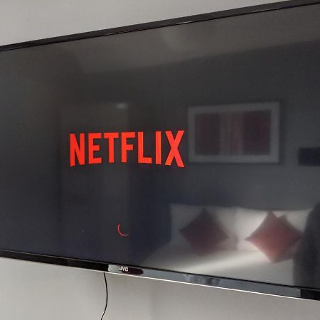 Alexandra Contractor House - Free Parking For Large Vans, Free Wifi & Netflix By Firoz Property Management 올더숏 외부 사진