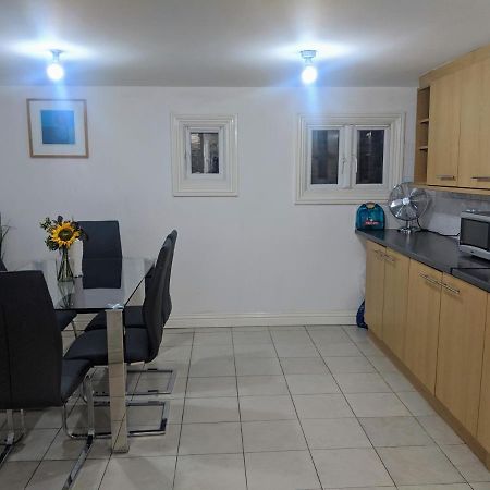 Alexandra Contractor House - Free Parking For Large Vans, Free Wifi & Netflix By Firoz Property Management 올더숏 외부 사진