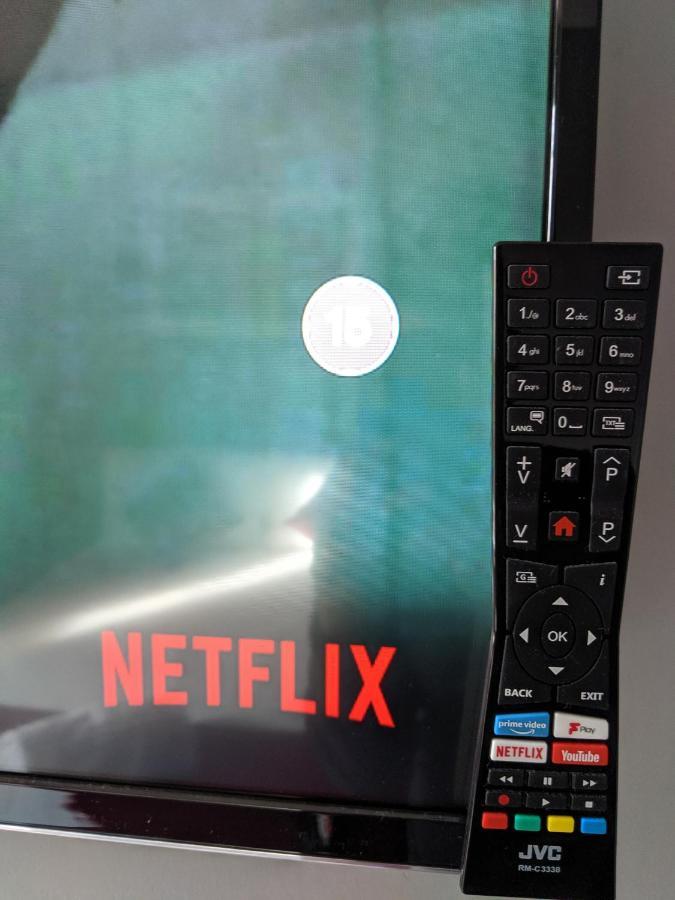Alexandra Contractor House - Free Parking For Large Vans, Free Wifi & Netflix By Firoz Property Management 올더숏 객실 사진