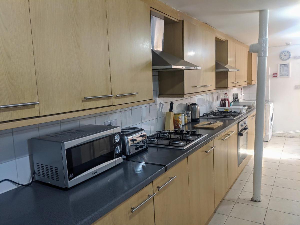 Alexandra Contractor House - Free Parking For Large Vans, Free Wifi & Netflix By Firoz Property Management 올더숏 외부 사진