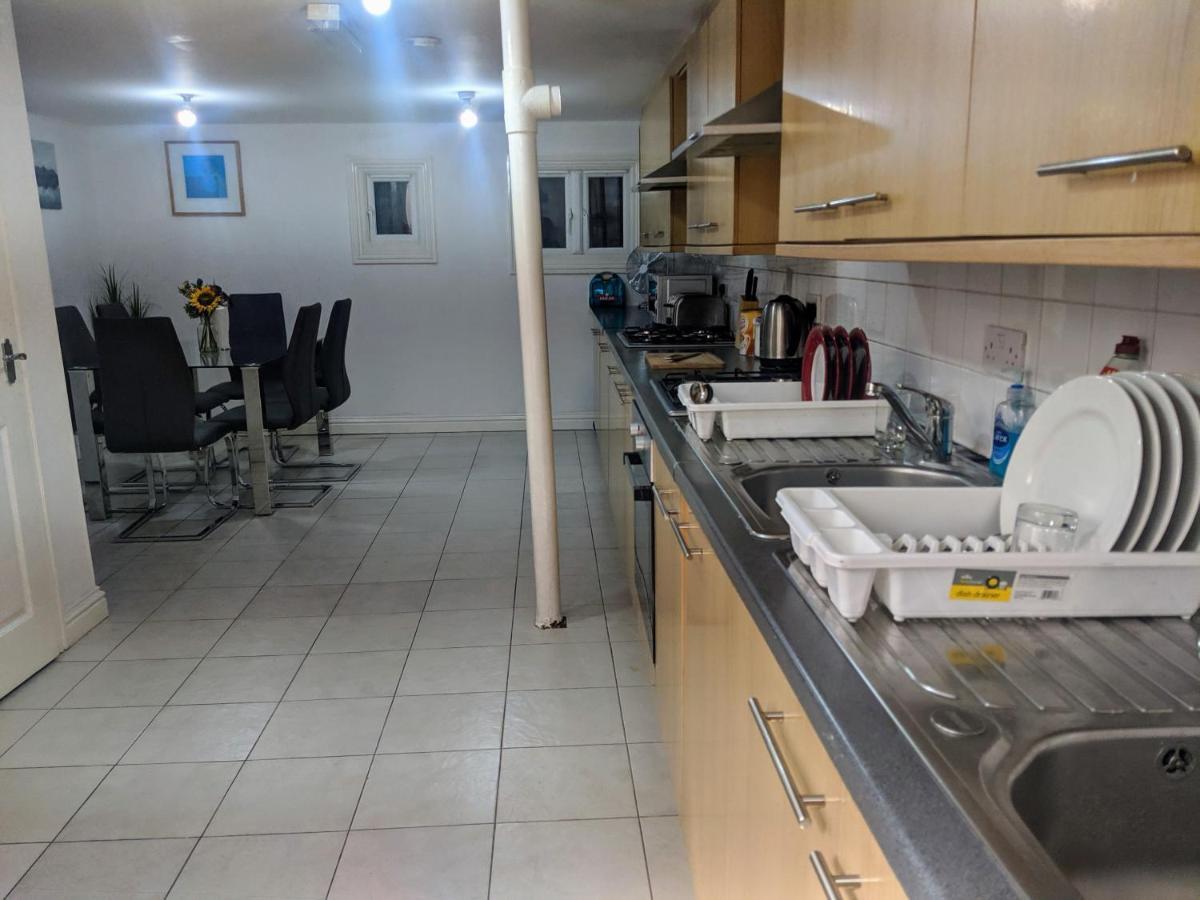 Alexandra Contractor House - Free Parking For Large Vans, Free Wifi & Netflix By Firoz Property Management 올더숏 외부 사진