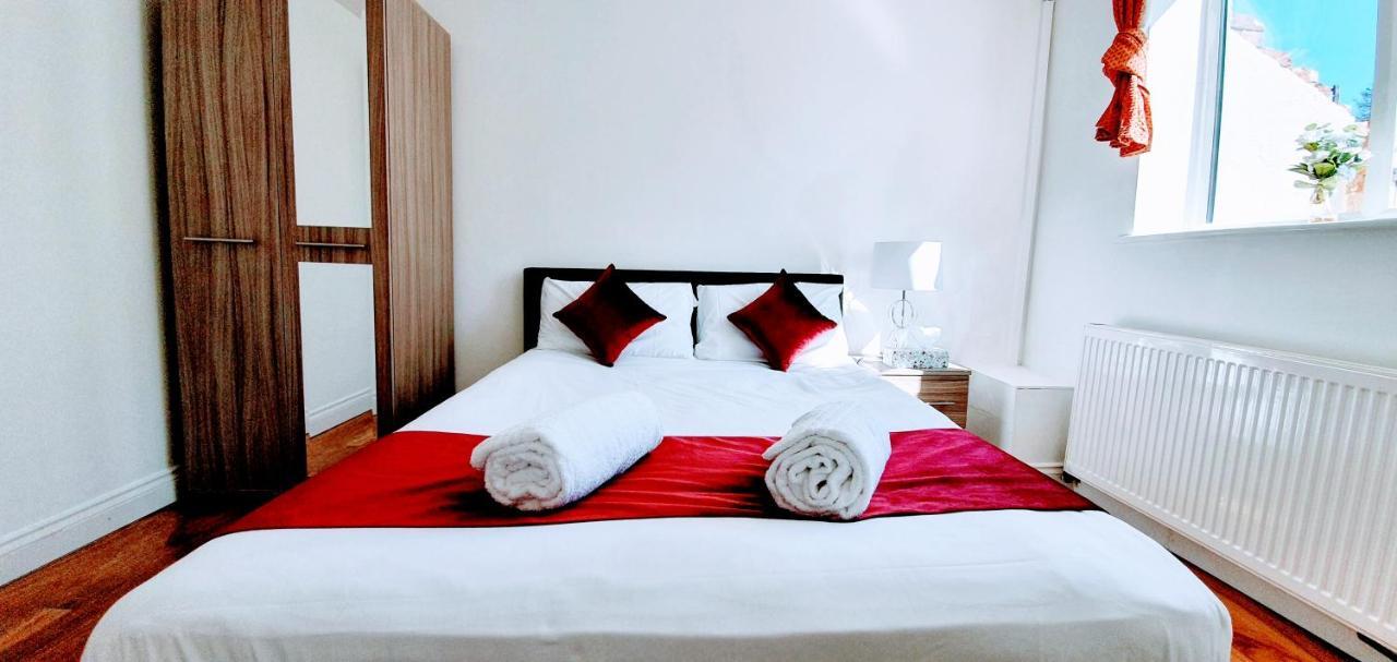 Alexandra Contractor House - Free Parking For Large Vans, Free Wifi & Netflix By Firoz Property Management 올더숏 외부 사진