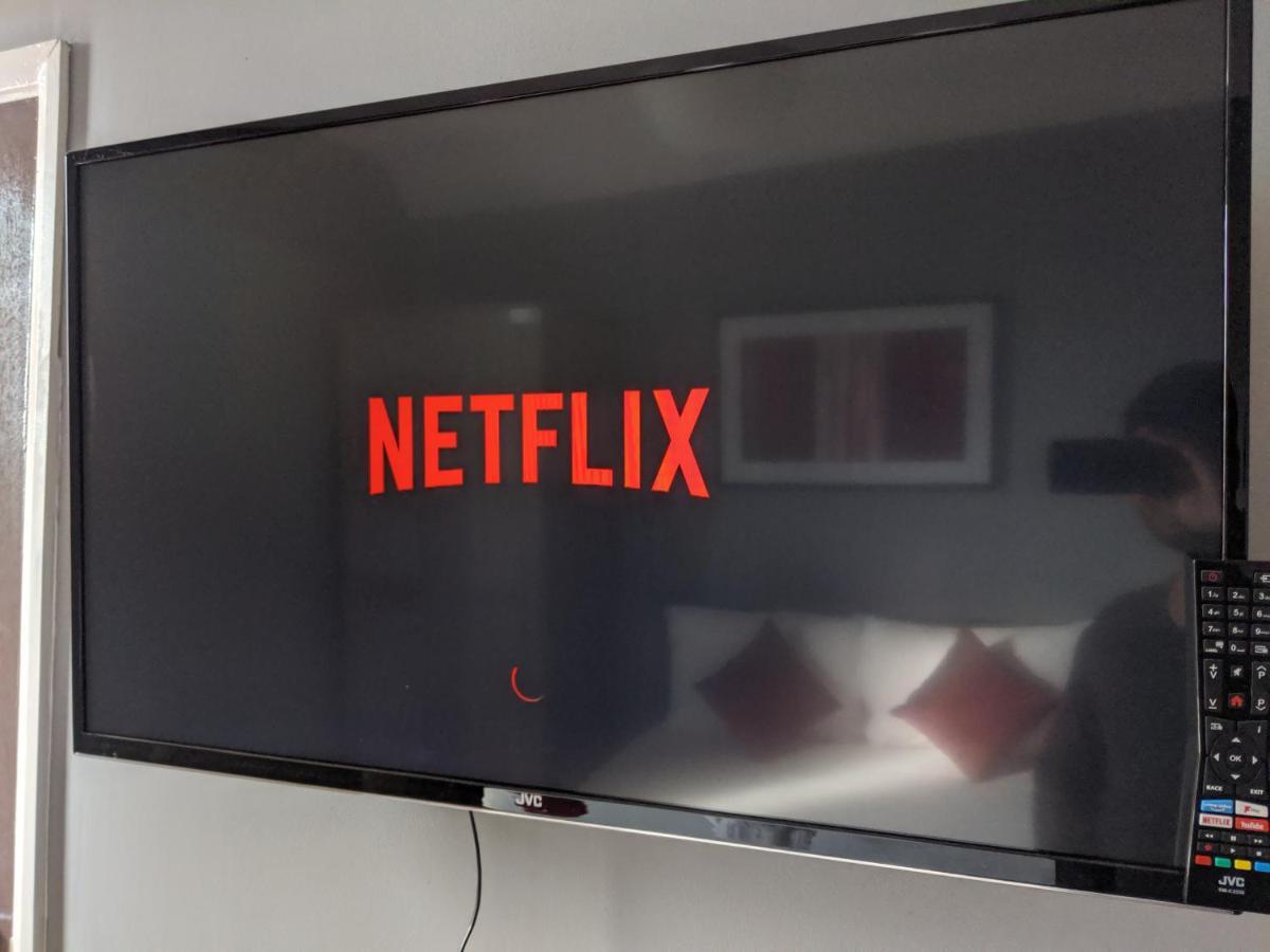 Alexandra Contractor House - Free Parking For Large Vans, Free Wifi & Netflix By Firoz Property Management 올더숏 외부 사진