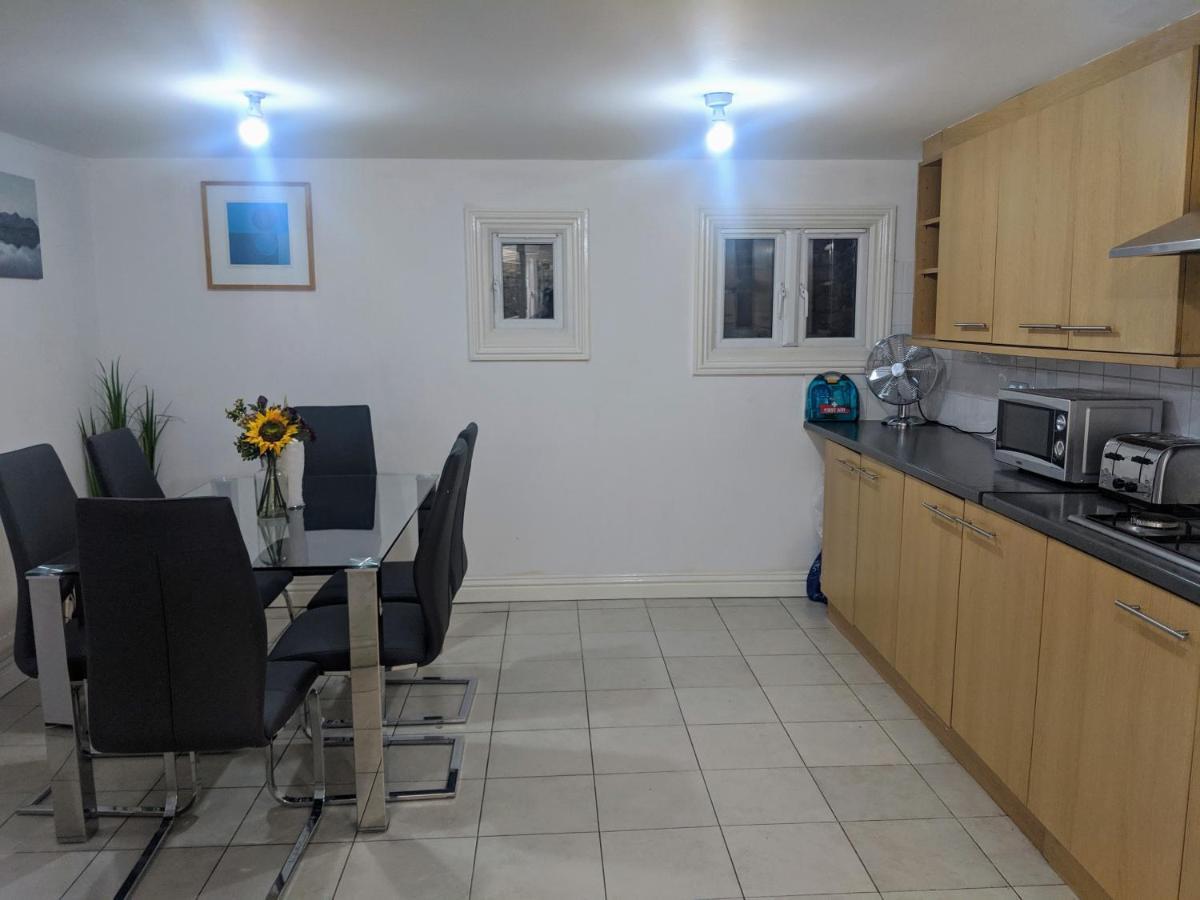 Alexandra Contractor House - Free Parking For Large Vans, Free Wifi & Netflix By Firoz Property Management 올더숏 외부 사진